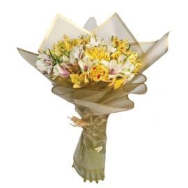 A bouquet of 30 flowers of white roses and ruscus